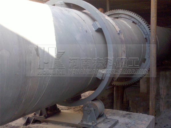 新疆哈密雙段陶?；剞D(zhuǎn)窯生產(chǎn)現(xiàn)場