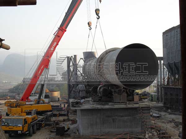 遼寧丹東頁(yè)巖陶?；剞D(zhuǎn)窯安裝現(xiàn)場(chǎng)