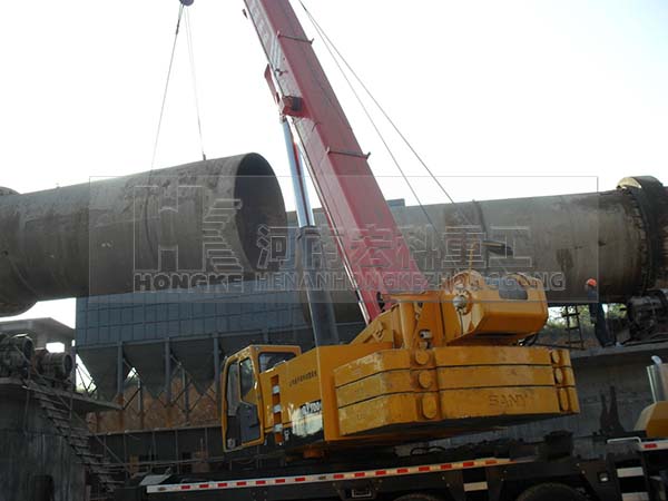 遼寧丹東頁(yè)巖陶?；剞D(zhuǎn)窯安裝現(xiàn)場(chǎng)